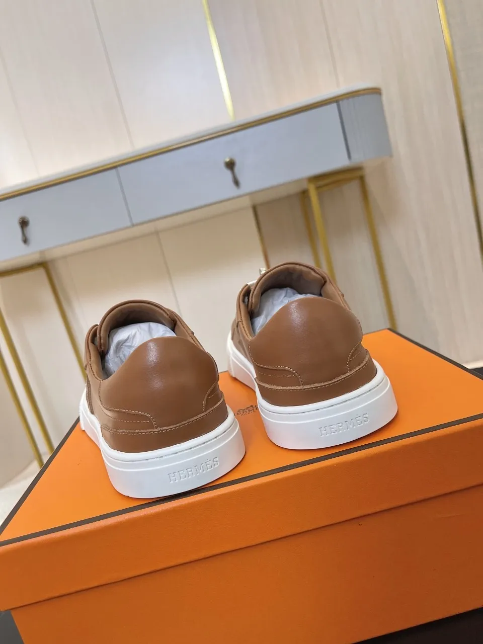 Men's Men's Shoes💰620❤️❤️❤️HERMES 2021 latest Kelly buckle white sneakers are online! The highest version on the market! Purchasing level quality! The H family rarely produces flat casual shoes, and they are styled with classic palladium-plated Kelly shoe buckles! Create a fashionable urban look that perfectly embodies the noble and elegant style of Hermès! Material selection: Fabric imported cowhide, lining + foot pads imported sheepskin, original molded TPU outsole, heavy gold molded kelly buckle full of texture Size: Female: 35-41 (41 is not returnable) Male: 39-45 (45 is not returnable)